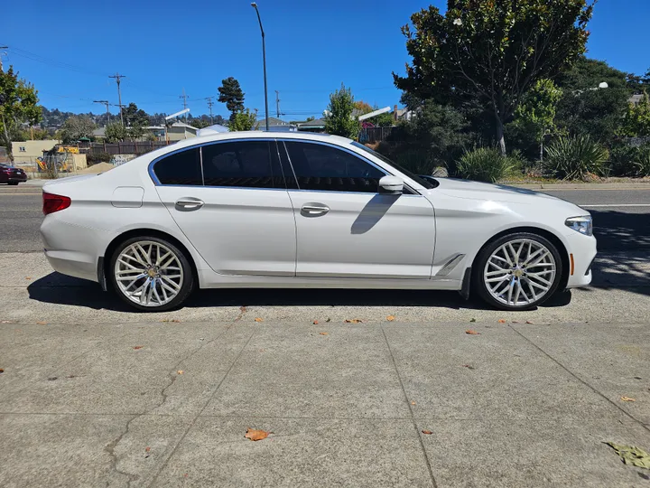 WHITE, 2018 BMW 5 SERIES Image 7