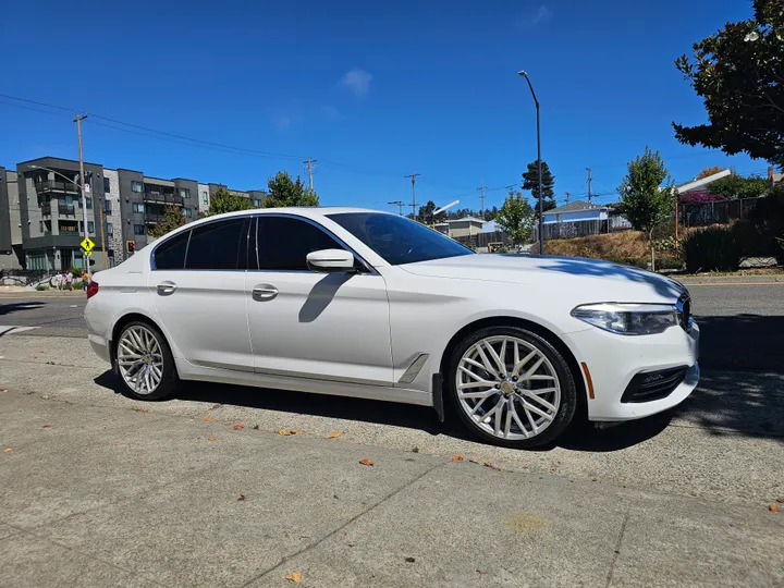 WHITE, 2018 BMW 5 SERIES Image 8