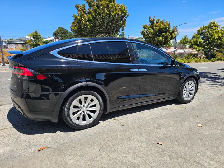 BLACK, 2017 TESLA MODEL X Image 6