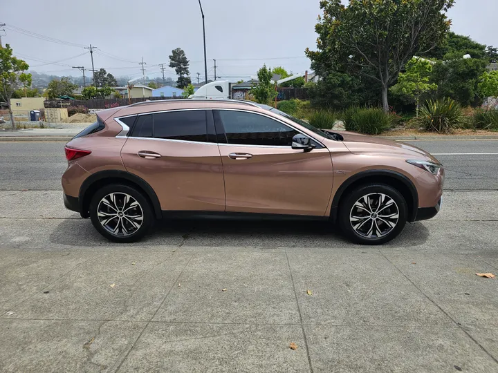 GOLD, 2018 INFINITI QX30 Image 7