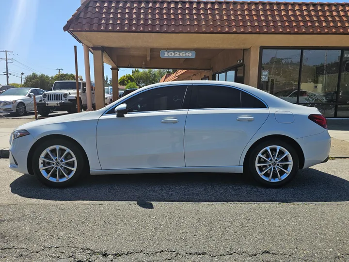 WHITE, 2020 MERCEDES-BENZ A-CLASS Image 3