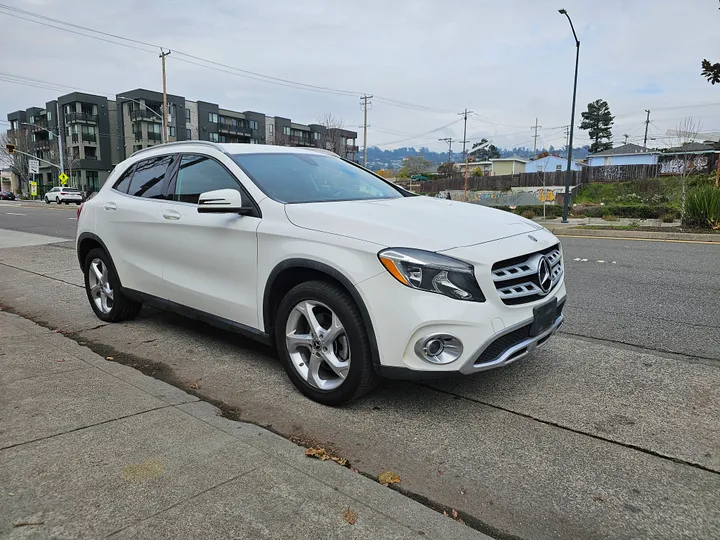 WHITE, 2019 MERCEDES-BENZ GLA Image 8