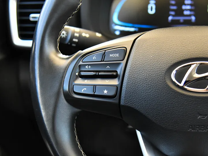 SHIMMERING SILVER, 2023 HYUNDAI VENUE Image 23