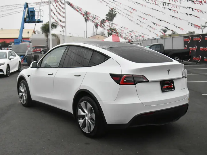 WHITE, 2021 TESLA MODEL Y Image 5