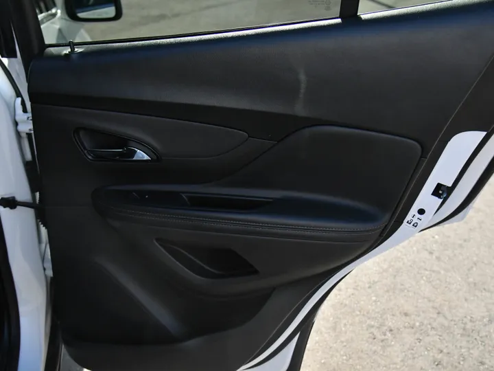 SUMMIT WHITE, 2021 BUICK ENCORE Image 30