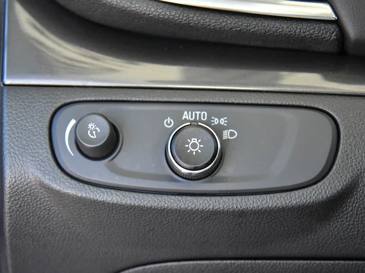 SUMMIT WHITE, 2021 BUICK ENCORE Image 24