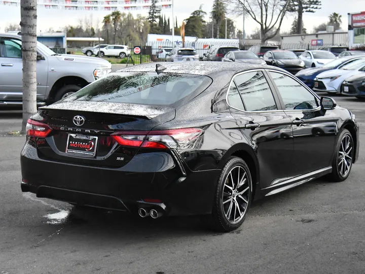 BLACK, 2022 TOYOTA CAMRY Image 7