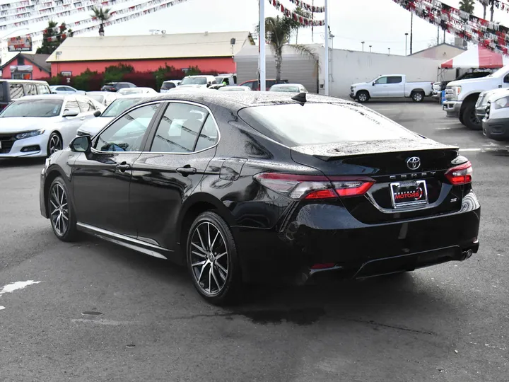 BLACK, 2022 TOYOTA CAMRY Image 5