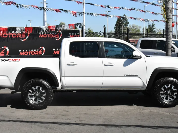 WHITE, 2022 TOYOTA TACOMA 4WD Image 8