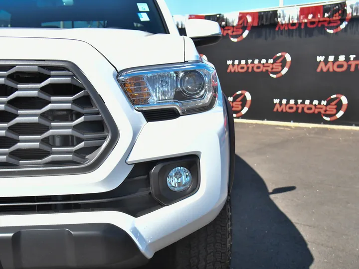 WHITE, 2022 TOYOTA TACOMA 4WD Image 9