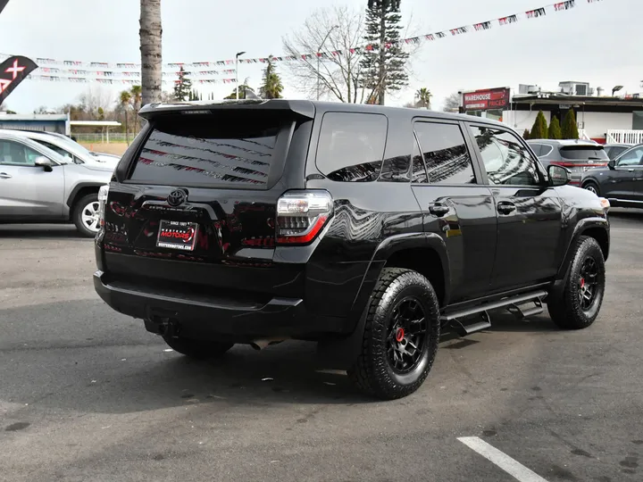 BLACK, 2022 TOYOTA 4RUNNER Image 7