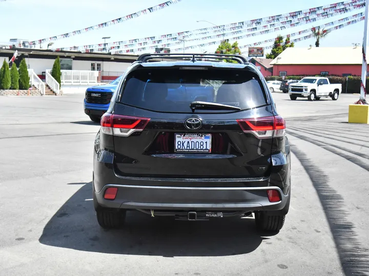 BLACK, 2019 TOYOTA HIGHLANDER Image 6