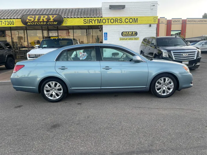 BLUE, 2008 TOYOTA AVALON Image 2
