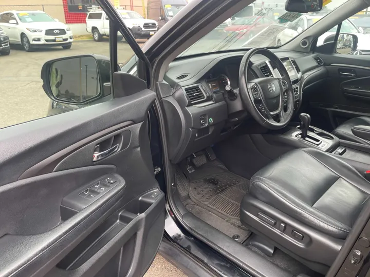 BLACK, 2017 HONDA PILOT Image 21