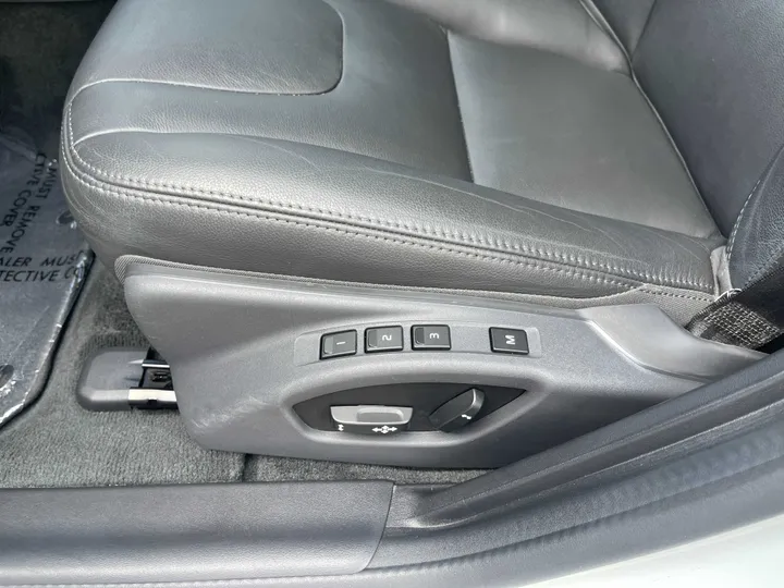 WHITE, 2016 VOLVO V60 Image 19