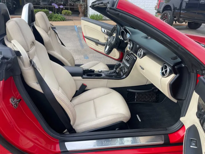 RED, 2012 MERCEDES-BENZ SLK-CLASS Image 20