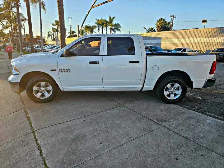 WHITE, 2016 RAM 1500 CREW CAB Image 4