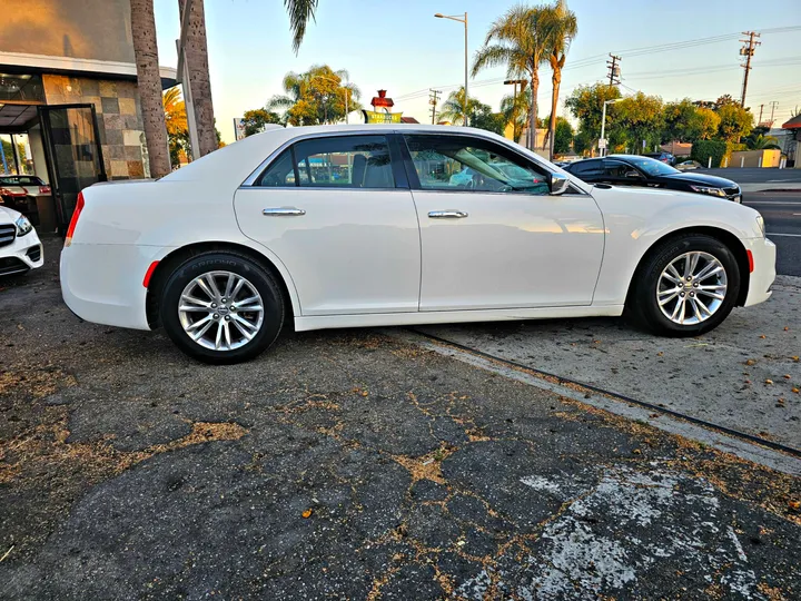 WHITE, 2016 CHRYSLER 300 Image 8