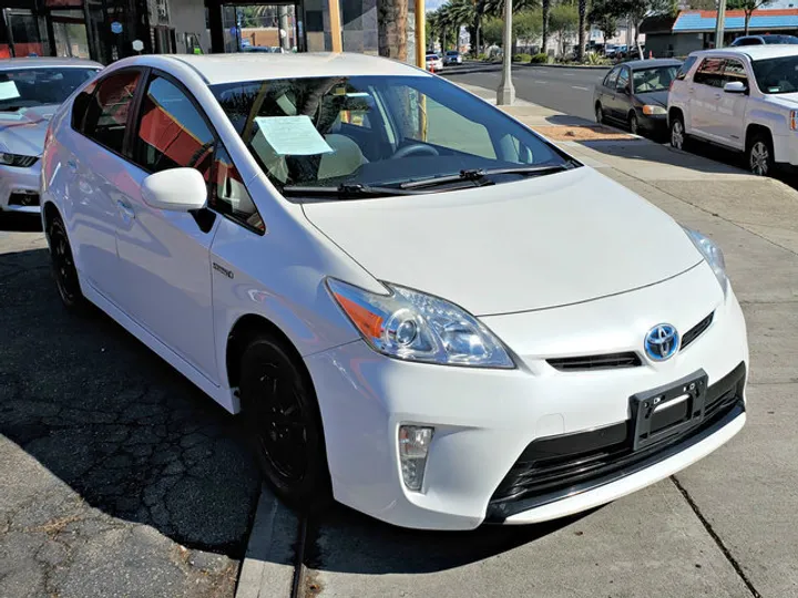 WHITE, 2013 TOYOTA PRIUS Image 3