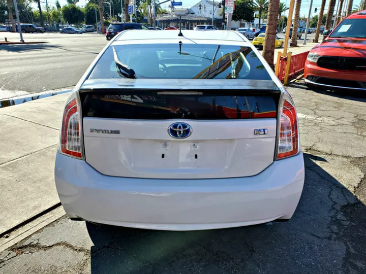 WHITE, 2013 TOYOTA PRIUS Image 8