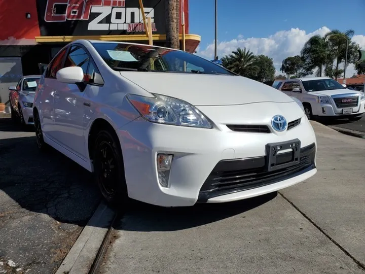 WHITE, 2013 TOYOTA PRIUS Image 10