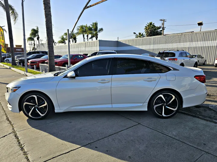 WHITE, 2019 HONDA ACCORD Image 4