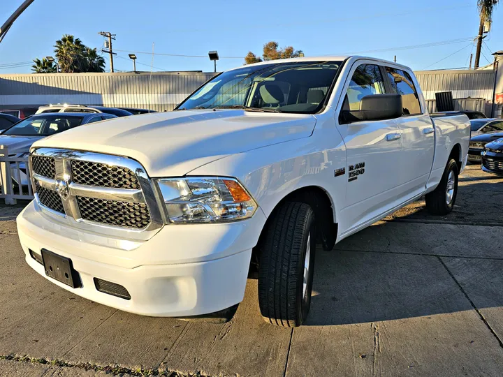 WHITE, 2019 RAM 1500 CLASSIC CREW CAB Image 3