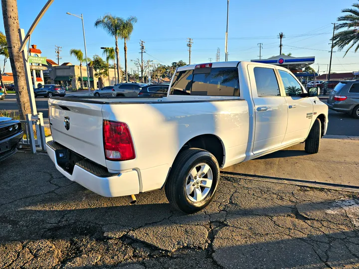 WHITE, 2019 RAM 1500 CLASSIC CREW CAB Image 7