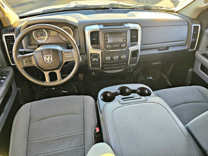 WHITE, 2019 RAM 1500 CLASSIC CREW CAB Image 11