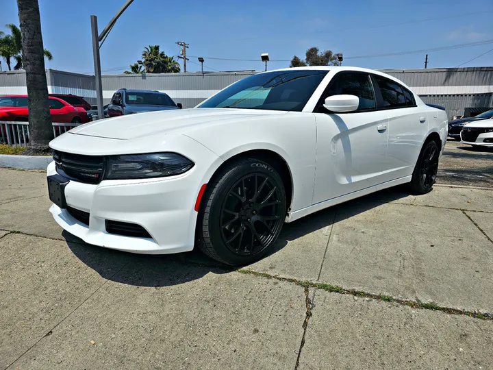 WHITE, 2018 DODGE CHARGER Image 4