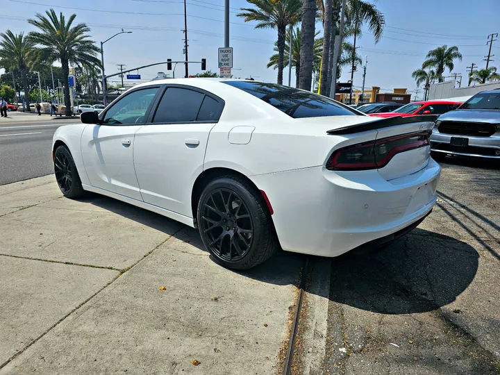 WHITE, 2018 DODGE CHARGER Image 6