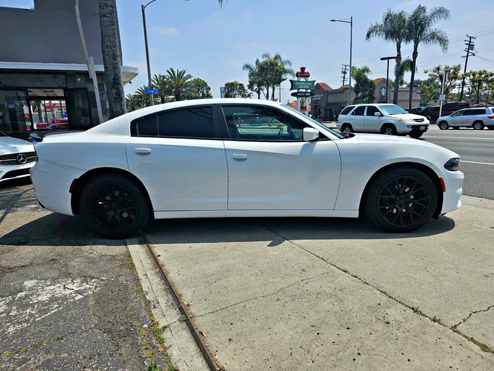 WHITE, 2018 DODGE CHARGER Image 9