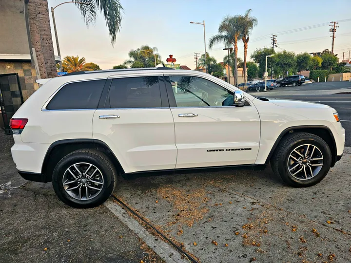 WHITE, 2020 JEEP GRAND CHEROKEE Image 8