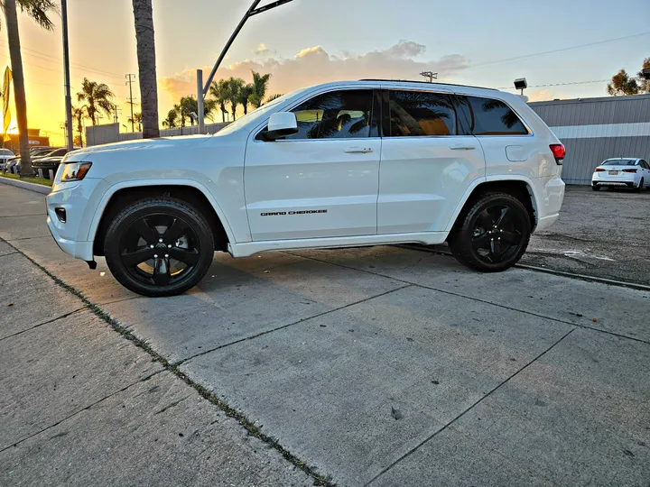 WHITE, 2015 JEEP GRAND CHEROKEE Image 4