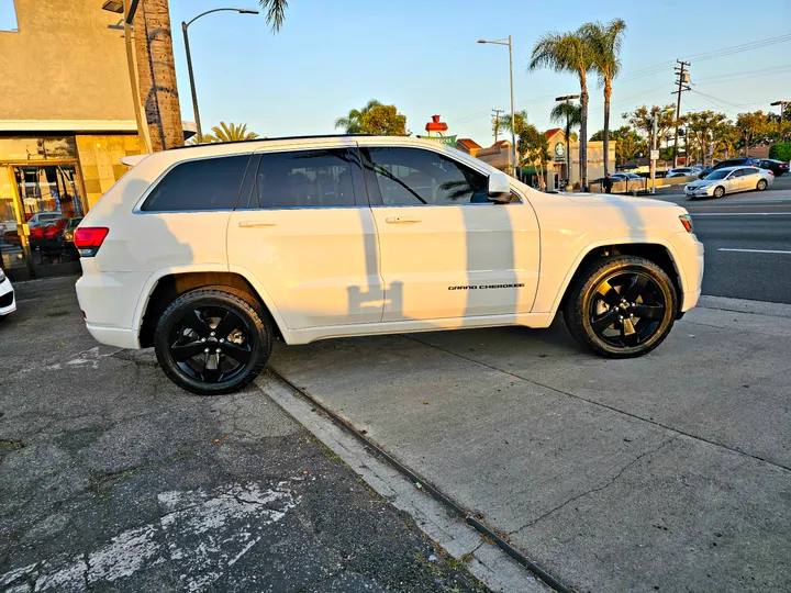 WHITE, 2015 JEEP GRAND CHEROKEE Image 8