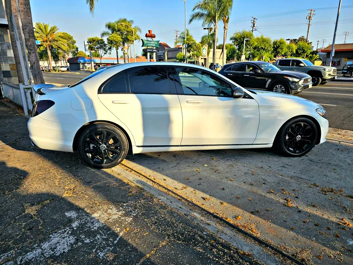 WHITE, 2017 MERCEDES-BENZ C-CLASS Image 8