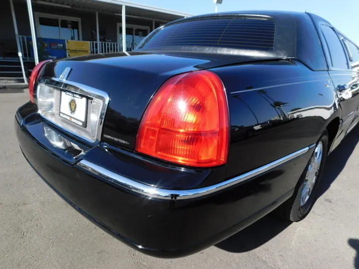 BLACK, 2007 LINCOLN TOWN CAR Image 4