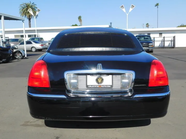 BLACK, 2007 LINCOLN TOWN CAR Image 6