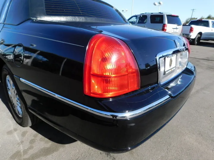 BLACK, 2007 LINCOLN TOWN CAR Image 7