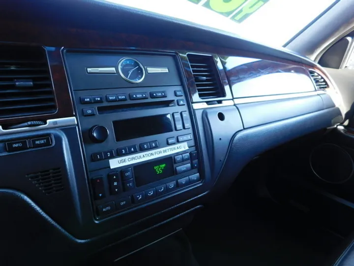 BLACK, 2007 LINCOLN TOWN CAR Image 33