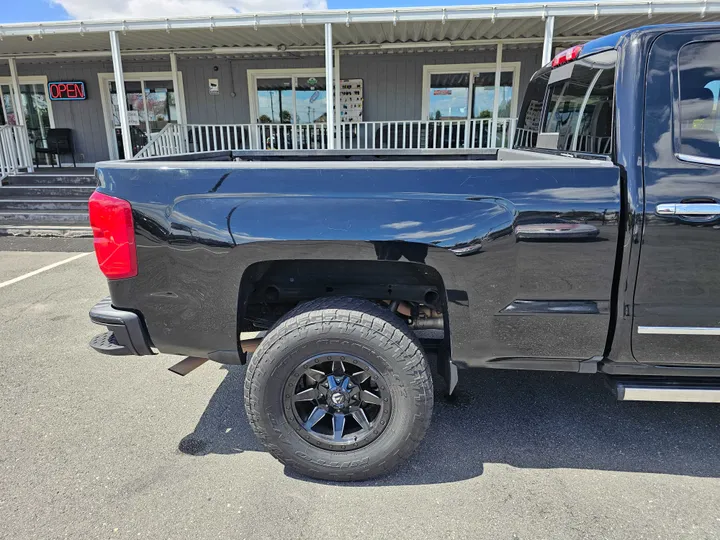 BLACK, 2017 CHEVROLET SILVERADO 1500 CREW CAB Image 4