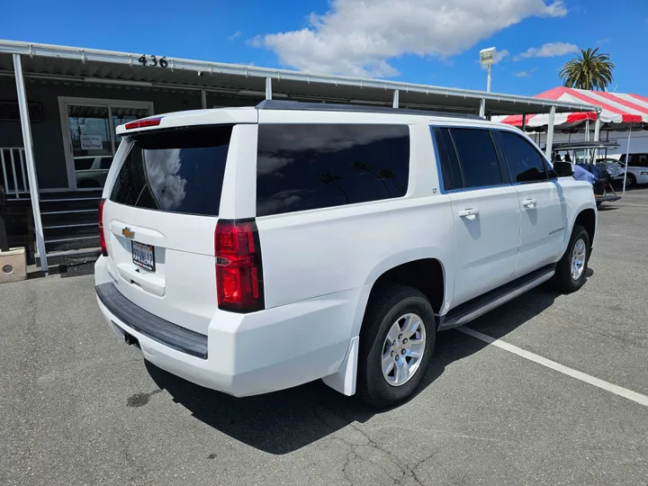 WHITE, 2016 CHEVROLET SUBURBAN Image 4