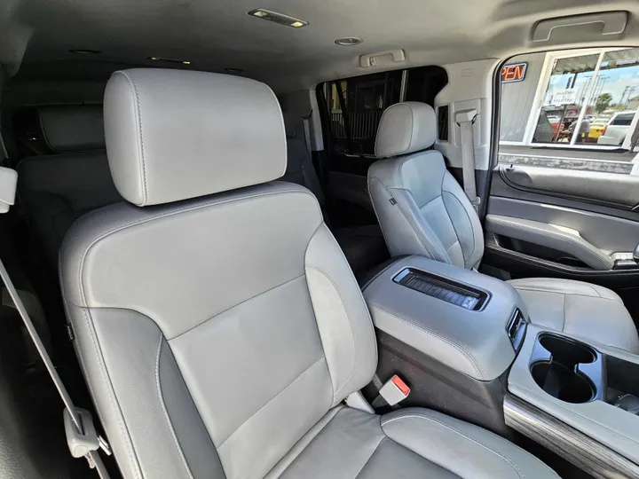 WHITE, 2016 CHEVROLET SUBURBAN Image 29