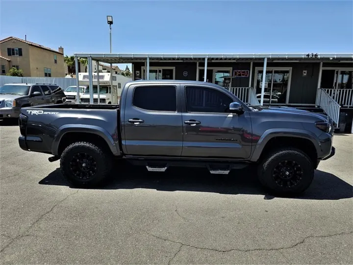 GRAY, 2017 TOYOTA TACOMA DOUBLE CAB Image 3