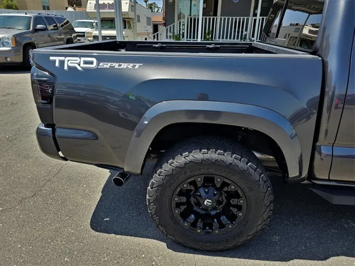 GRAY, 2017 TOYOTA TACOMA DOUBLE CAB Image 4