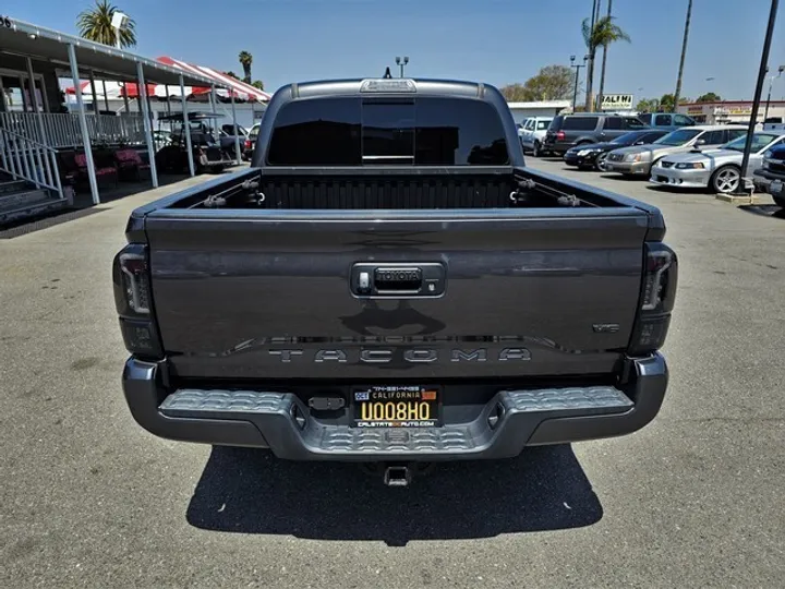 GRAY, 2017 TOYOTA TACOMA DOUBLE CAB Image 6