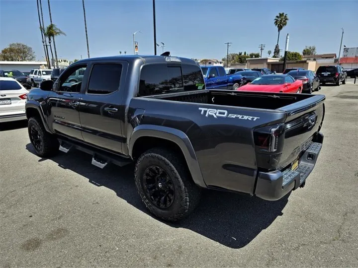 GRAY, 2017 TOYOTA TACOMA DOUBLE CAB Image 7