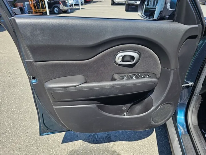 BLUE, 2018 KIA SOUL Image 15