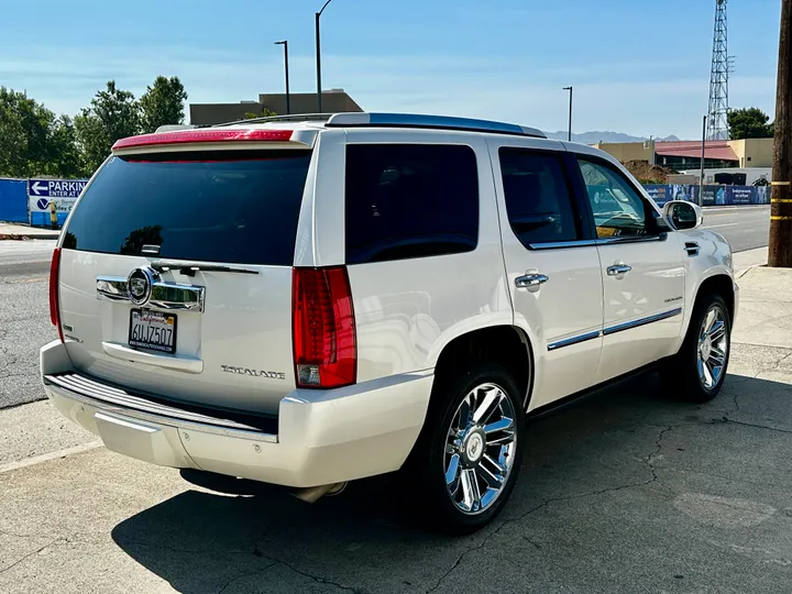 WHITE, 2012 CADILLAC ESCALADE Image 4