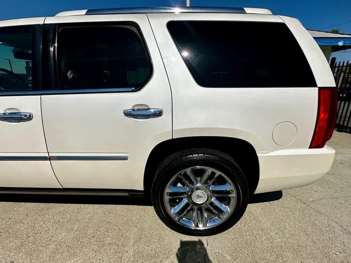 WHITE, 2012 CADILLAC ESCALADE Image 7
